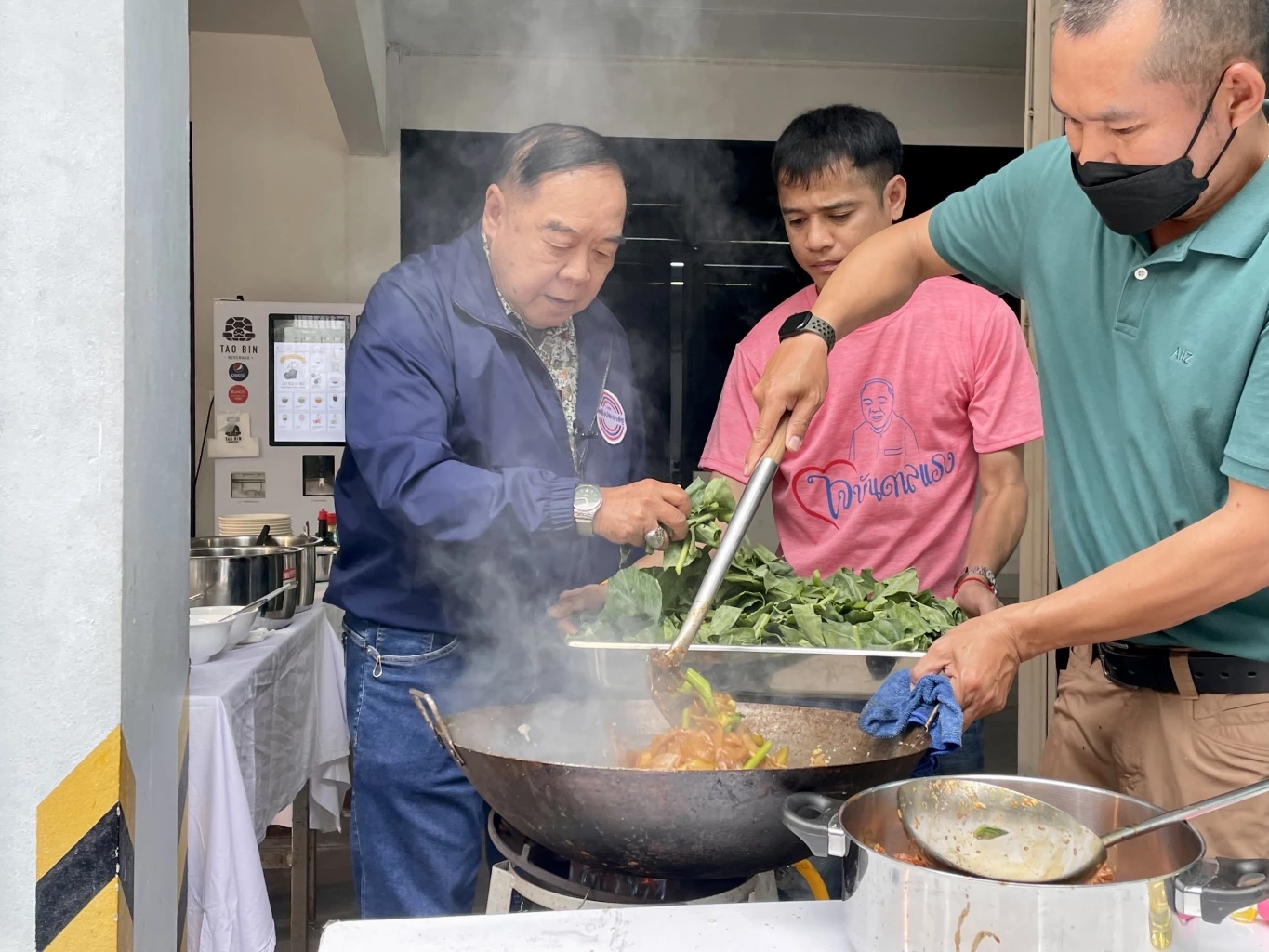 "ลุงป้อม" โชว์ฝีมือ "ผัดซีอิ๊ว" ระบุเมนู "ก้าวข้ามความขัดแย้ง"