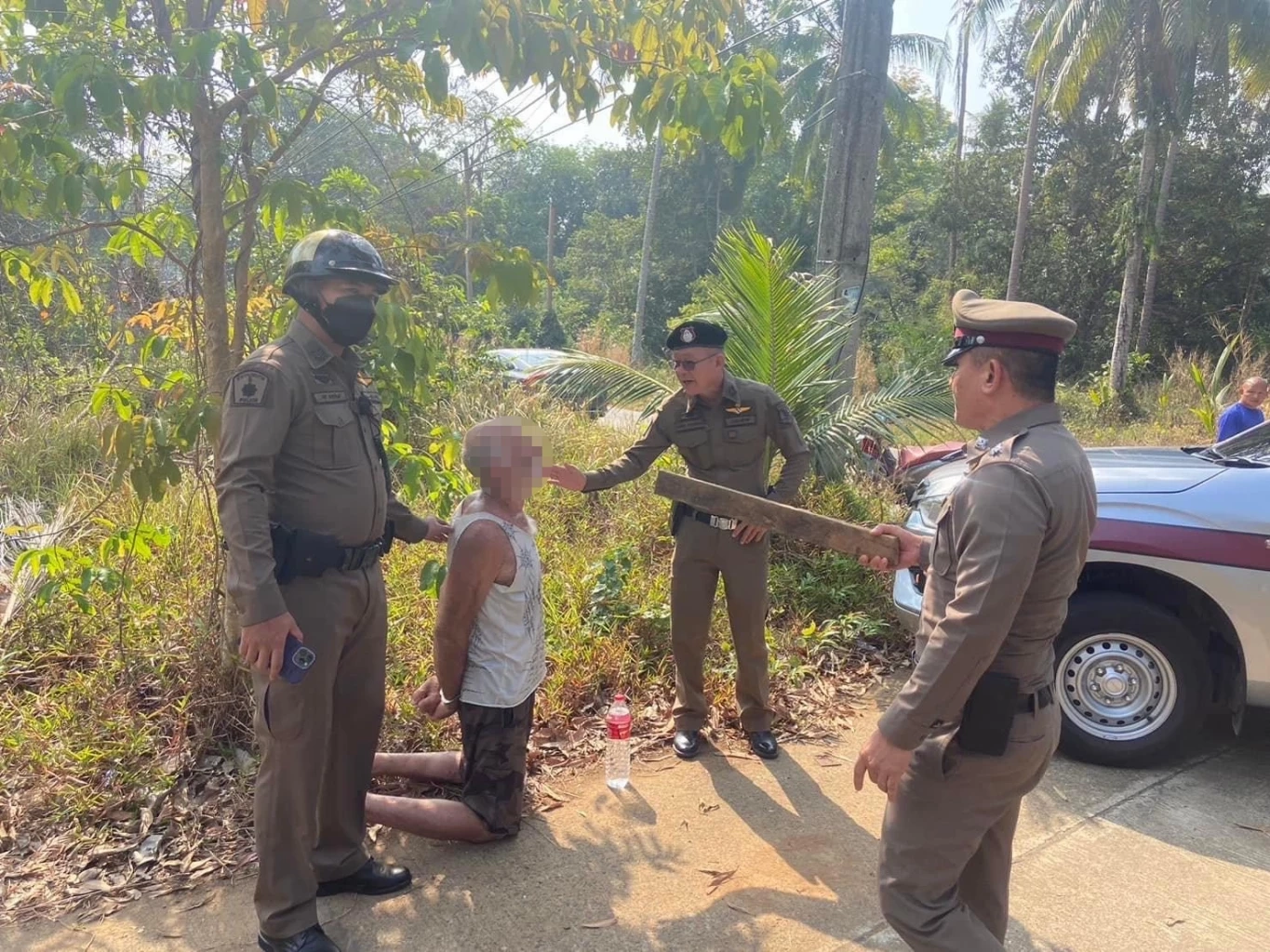 ระทึก! ฝรั่งคลั่ง คว้าไม้หน้าสาม ฟาด นทท.เจ็บ 3 บนเกาะช้าง ต้องช่วยกันจับวุ่น