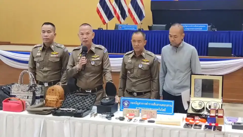 ตำรวจไซเบอร์ ลุยค้น 4 จุด ทลายเว็บพนัน ยึดทรัพย์รถหรู นาฬิกาแพง ของแบรนด์เนม