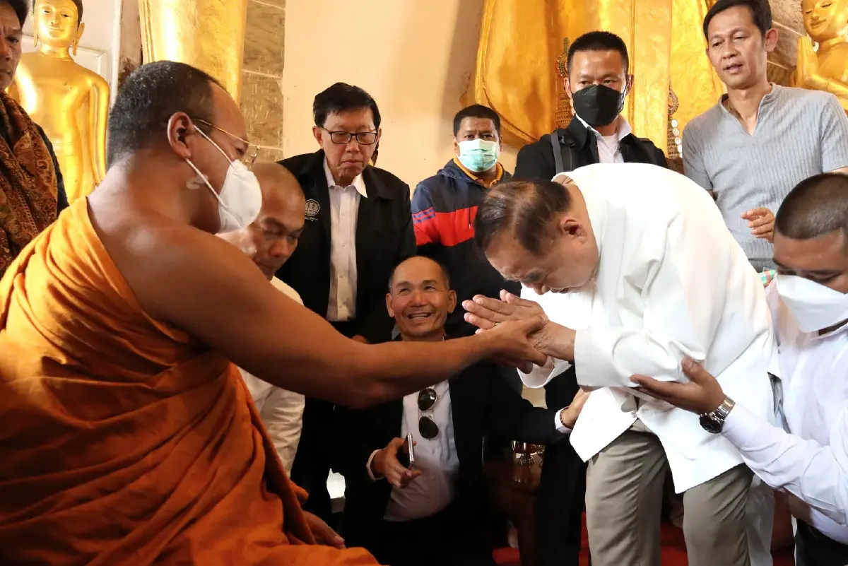 ชิลวันหยุด! "ลุงป้อม" นั่งจิบชาริมถนน ร่วมแห่ผ้าขึ้นพระธาตุนครศรีธรรมราช