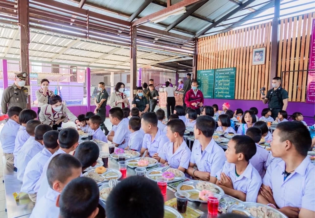 แม่บ้านตำรวจ เยี่ยม รร.ตชด.เวียงแหง เสริมมั่นคงครอบครัว