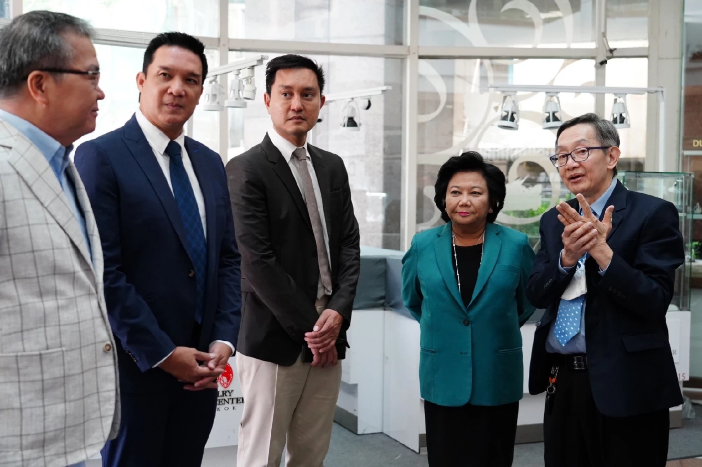 "ปานปรีย์" นำทีมเพื่อไทย หารือ-แก้ปัญหา ผู้ประกอบการอัญมณี ย่านสีลม