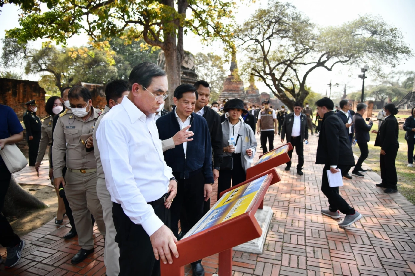 นอกตารางงาน! “นายกฯ-เจ้าคุณธงชัย” แวะสักการะ “พระพุทธนิมิตวิชิตมารฯ”