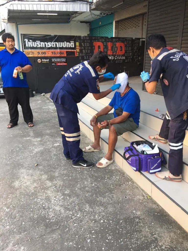 ลุง 60 ปีศีรษะเย็บ 5 เข็ม เหยื่อหนุ่มหัวร้อน แจงเหตุขับรถช้า ไม่ทันใจ