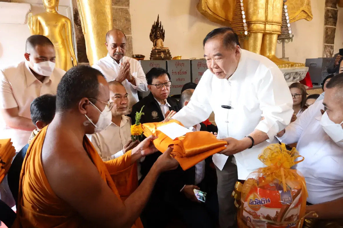 ชิลวันหยุด! "ลุงป้อม" นั่งจิบชาริมถนน ร่วมแห่ผ้าขึ้นพระธาตุนครศรีธรรมราช