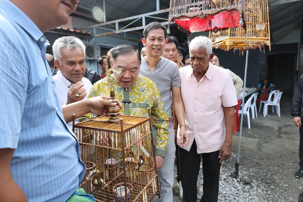 ชิลวันหยุด! "ลุงป้อม" นั่งจิบชาริมถนน ร่วมแห่ผ้าขึ้นพระธาตุนครศรีธรรมราช