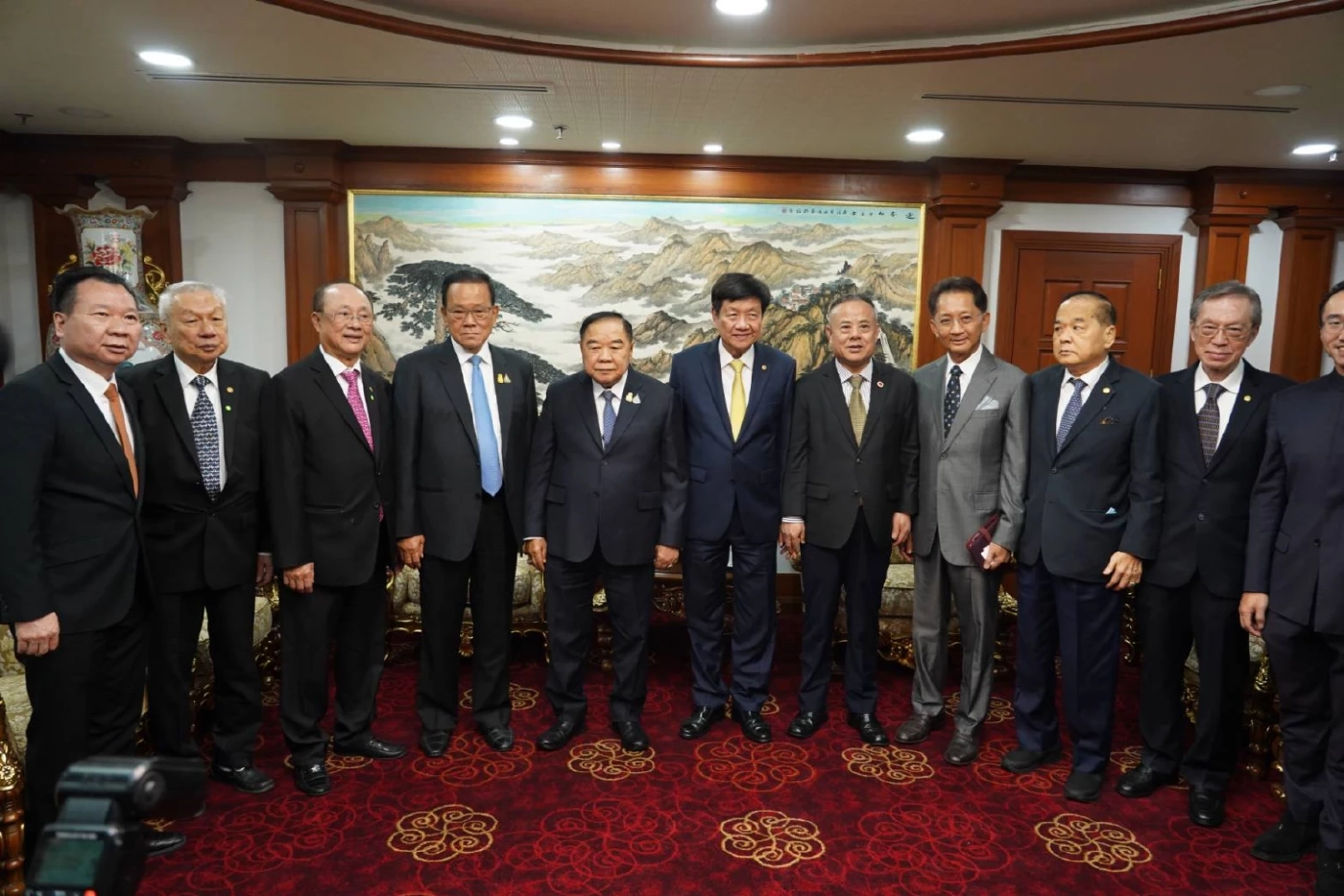 "บิ๊กป้อม" นำทีมศก."พปชร." ถกหอการค้าไทย-จีน ส่งเสริมความสัมพันธ์ทุกมิติ