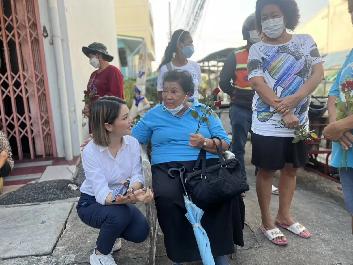 "อภิสิทธิ์-มาดามเดียร์" ลุยหาเสียงตลาดบ้านใหม่ ขอคะแนนหนุนผู้สมัคร "ปชป."