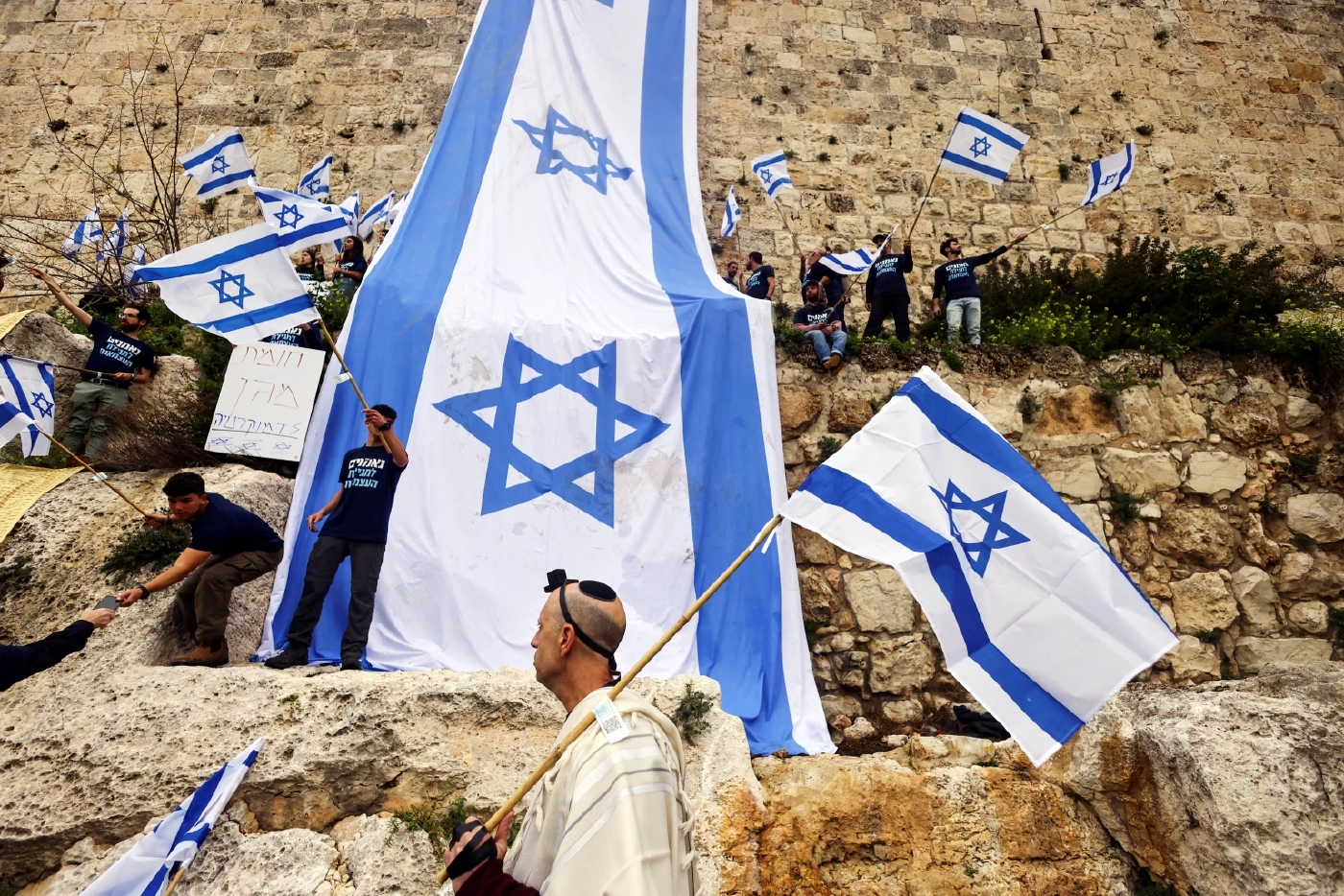 ประท้วงยังมีต่อแม้ผู้นำอิสราเอลยอมเลื่อนการรื้อระบบยุติธรรม