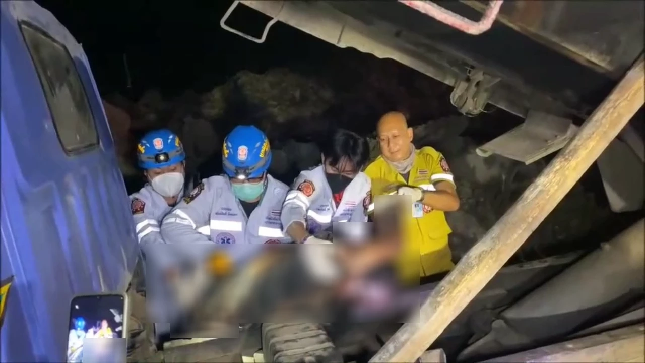 อุทธาหรณ์เตือนใจ ชายวัย 50 เปิดกระบะดั้มรถขนดินซ่อม ถูกหล่นทับดับคาที่