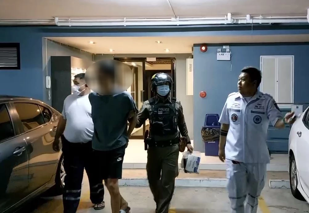 ตำรวจ-กู้ภัยฯ พังประตูช่วยสาวไทย ถูกหนุ่มเกาหลีทุบตี ขู่จับโยนจากห้องพัก