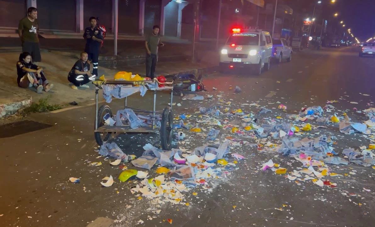 ลุงเข็นรถเร่ขายกระปุกออมสิน ถูก จยย. เสยท้าย แตกเกลื่อนพื้น