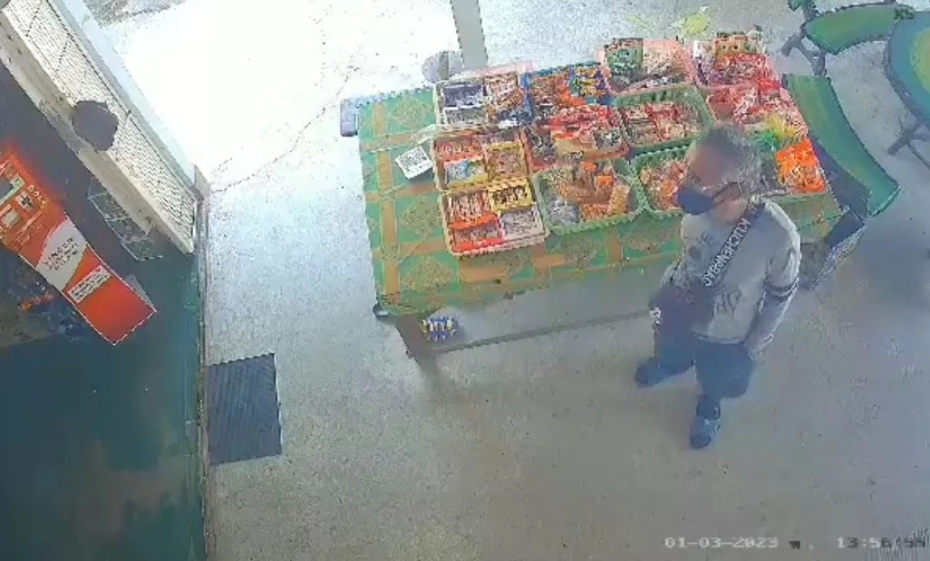 คุณพระช่วย! กระโดดกำแพง ช่วยป้าถูกล็อกคอ รอดหวุดหวิด (มีคลิป)