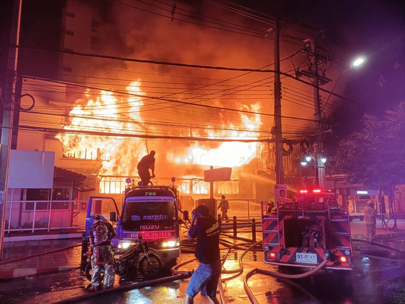 ไฟไหม้ตึก บก.น.5 ทั้งหลังช่วงเช้ามืด เร่งตรวจสอบเอกสารคดีดังถูกเผาหรือไม่