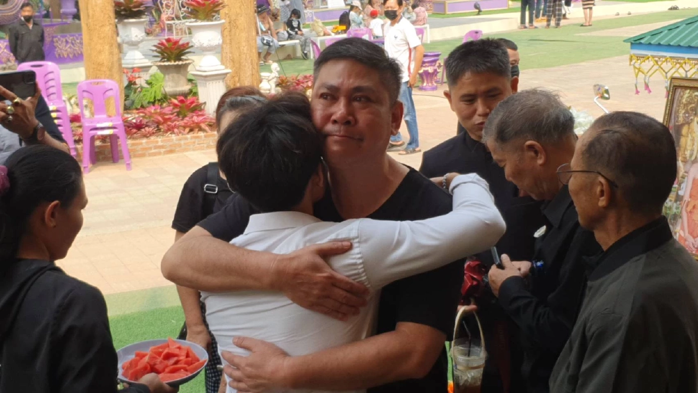 “อดุลย์” 1 ใน 13 หมู่ป่าอะคาเดมี่ กลับจากสหรัฐฯ ร่วมลอยอังคารอัฐิ"น้องดอม"