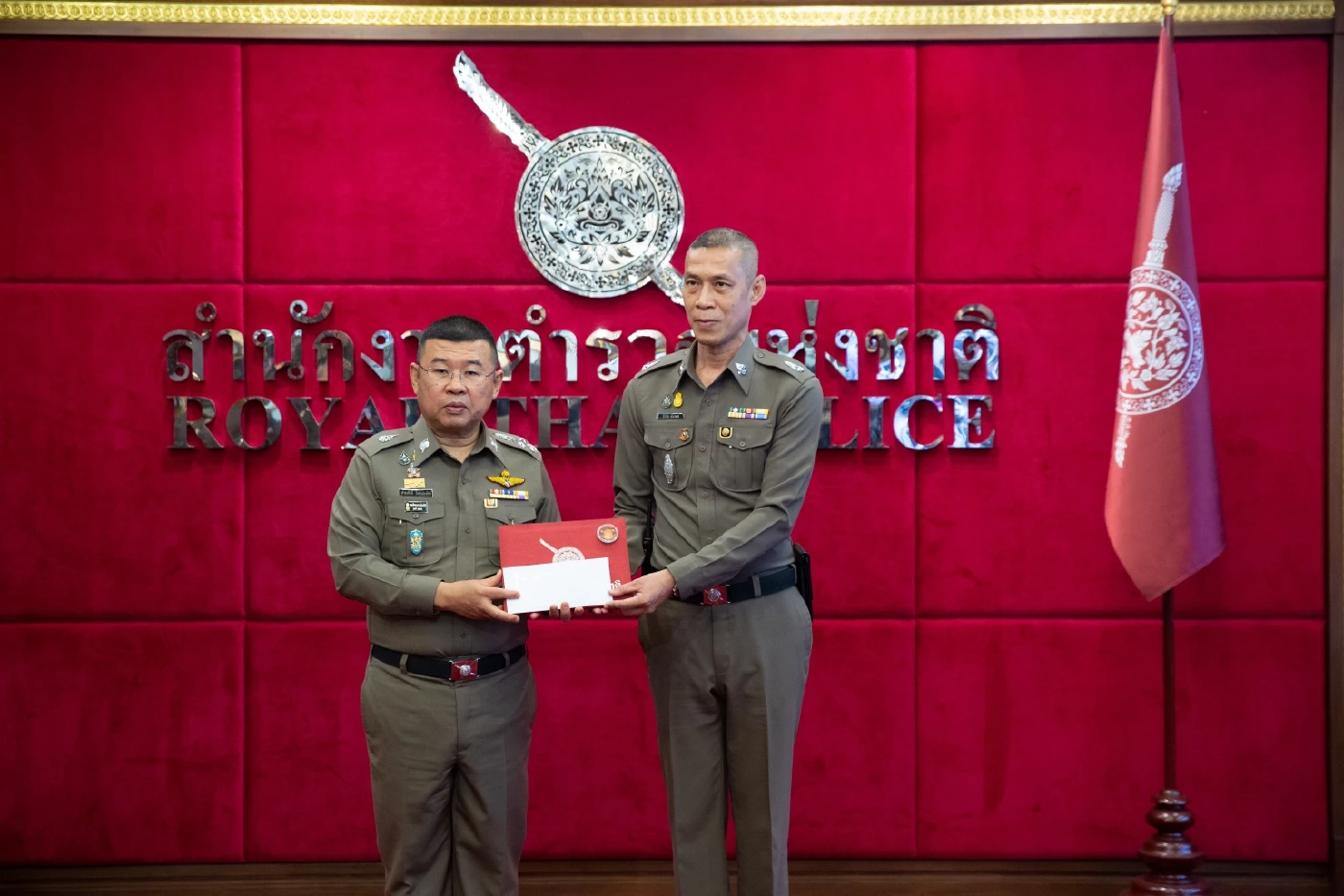 ผบ.ตร.มอบรางวัล 5 จนท.ร่วมระงับเหตุสะพานพระราม 8