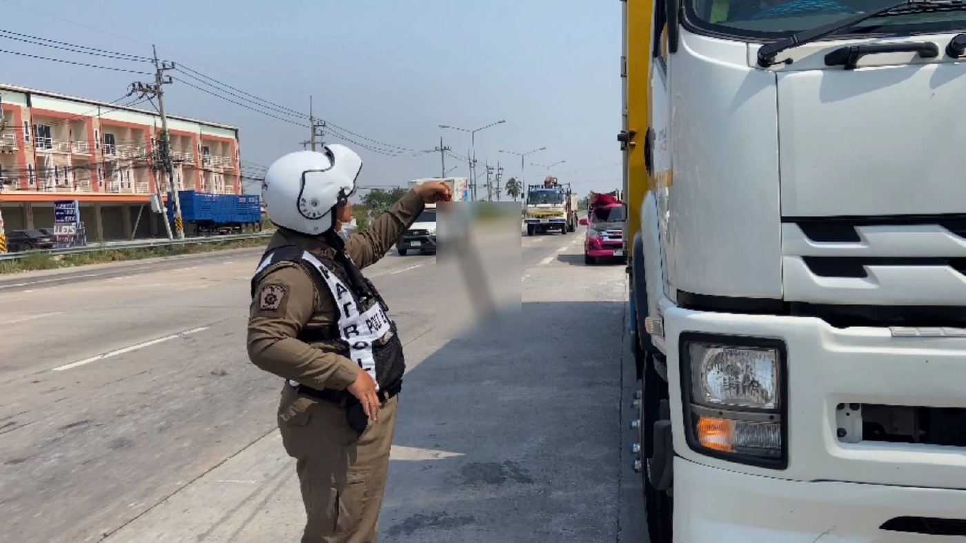 โชเฟอร์ 10 ล้อ เสพยาบ้าไป 3 เม็ด ยัวะกระบะปาดหน้า บีบแตรลั่น-ชักมีดขู่