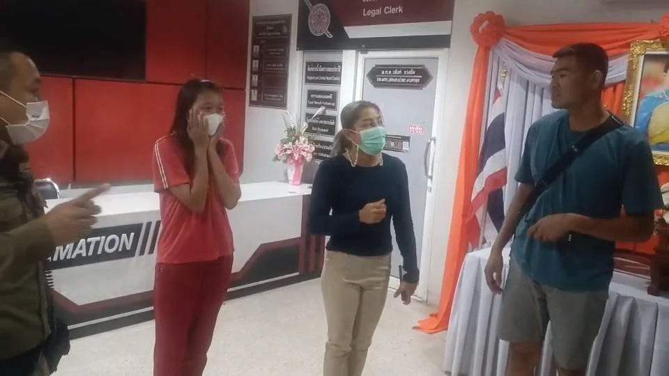 แจ้งตำรวจช่วยลูก ถูกอดีตสามีพาบุกทำร้าย ก่อนอุ้มขึ้นรถหายกลางดึก