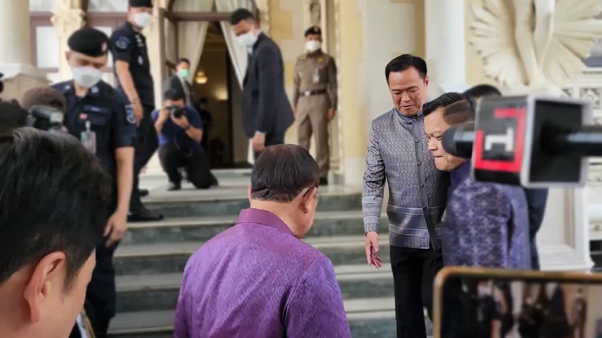 “นายกรัฐมนตรี- อนุทิน” โอบกอด โชว์สื่อ สยบดีล “ภท.-พปชร.” ตั้งรัฐบาล