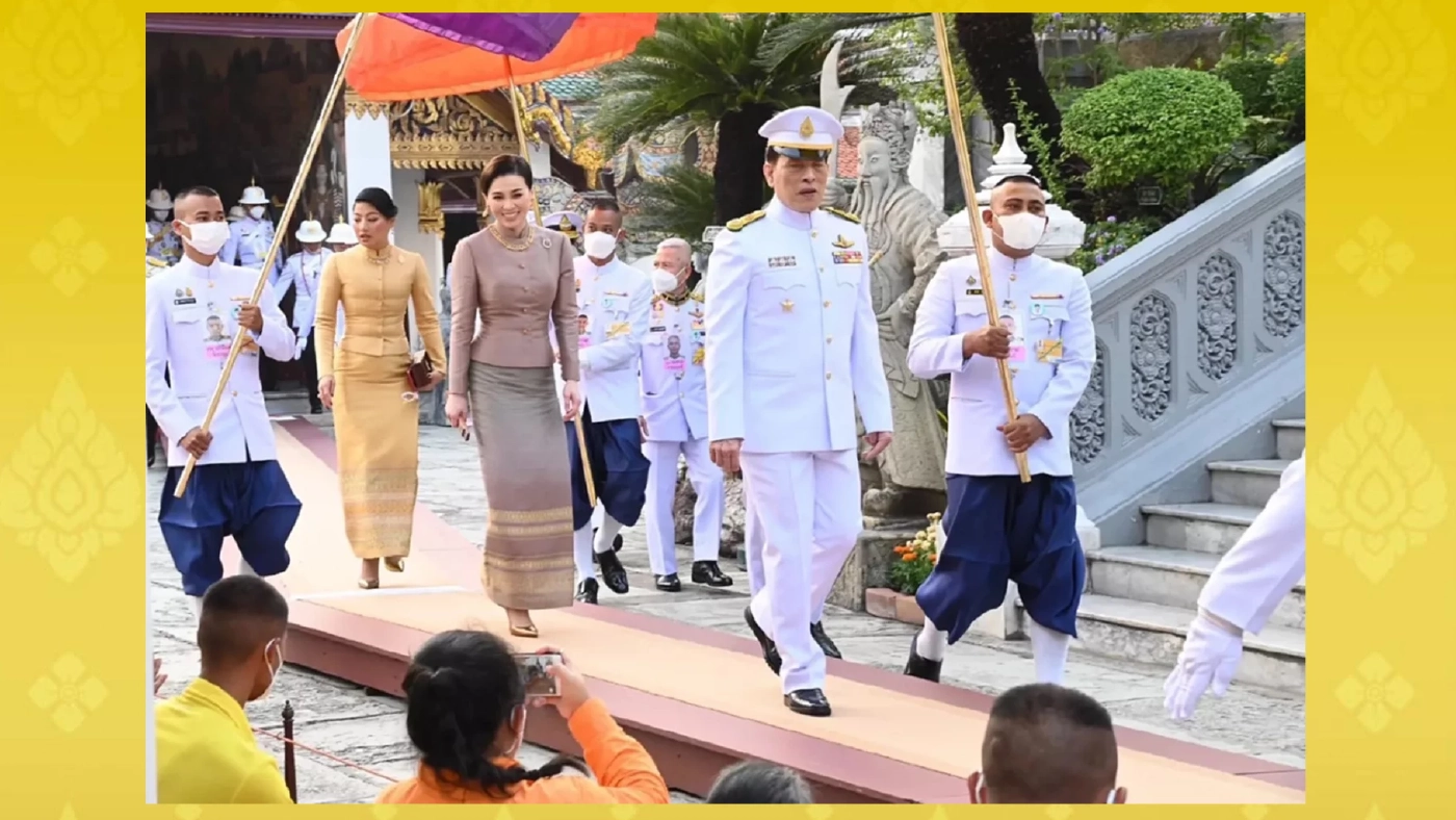 ในหลวง ทรงเปลี่ยนเครื่องทรงพระแก้วมรกต สำหรับฤดูร้อน