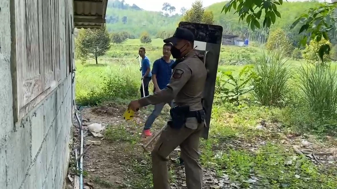 ตำรวจ สภ.มะขาม กว่า 20 นาย จู่โจมจับหนุ่มคลั่งยา อาละวาดทำลายข้าวของ