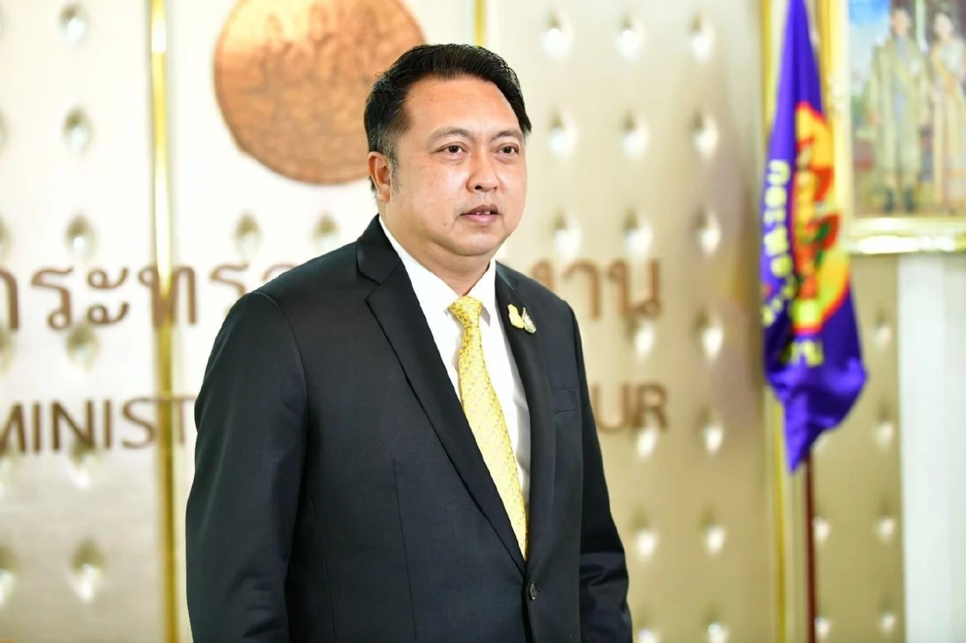 นายสุชาติ ชมกลิ่น รัฐมนตรีว่าการกระทรวงแรงงาน