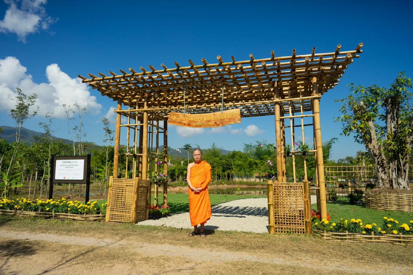 ศาสนาและธรรมชาติ ผนวกรวมกันไว้ที่ พุทธนิเวศเกษตรอินทรีย์  ไร่เชิญตะวัน