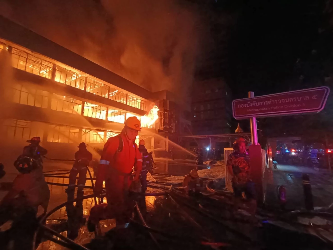 ไฟไหม้ตึก บก.น.5 ทั้งหลังช่วงเช้ามืด เร่งตรวจสอบเอกสารคดีดังถูกเผาหรือไม่