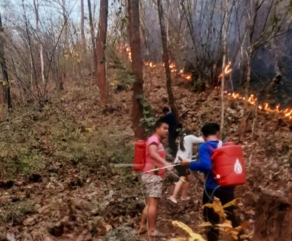 ค่าฝุ่น"PM2.5"แม่ฮ่องสอนวิกฤต ล่าสุดชาวบ้านถึงขั้นเป็นลม ขณะเร่งดับไฟป่า