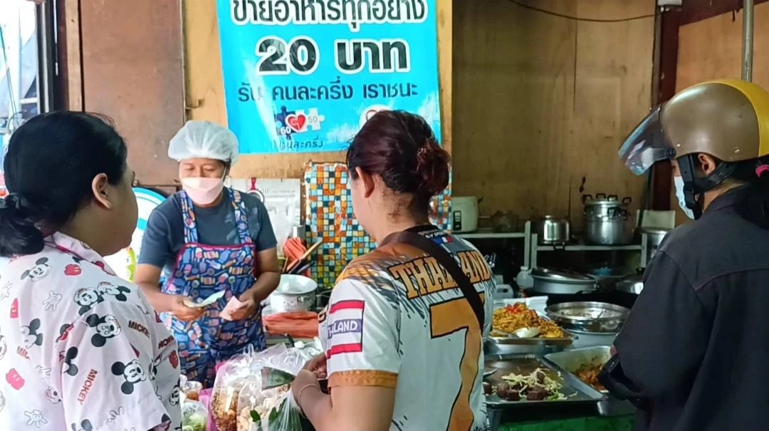 ฮือฮา! แม่ค้าขายข้าวแกง ขึ้นป้ายเหน็บ ฝากถึงนักการเมืองปากหวาน