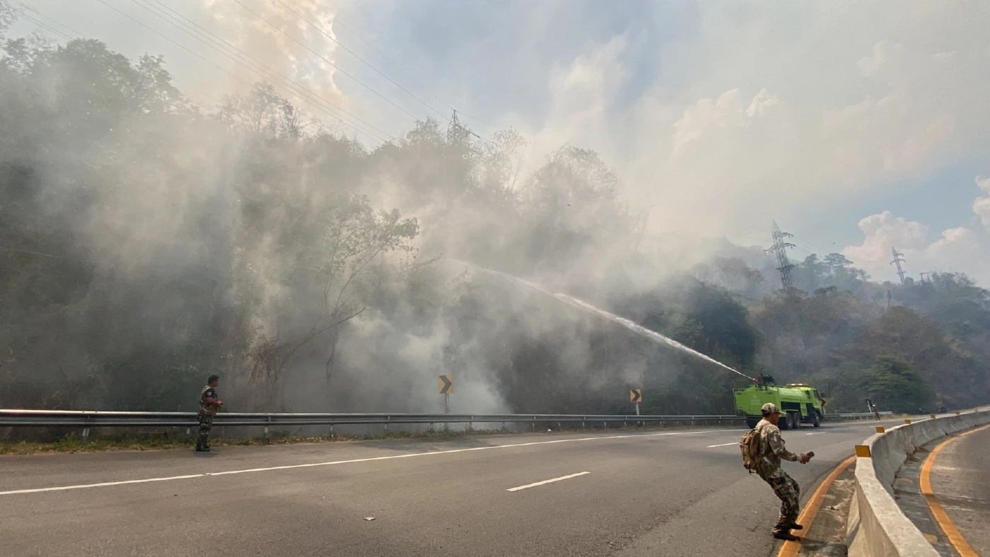 ไหม้ข้ามวันข้ามคืน ไฟป่าเขาค้อ ยังควบคุมเพลิงไม่ได้