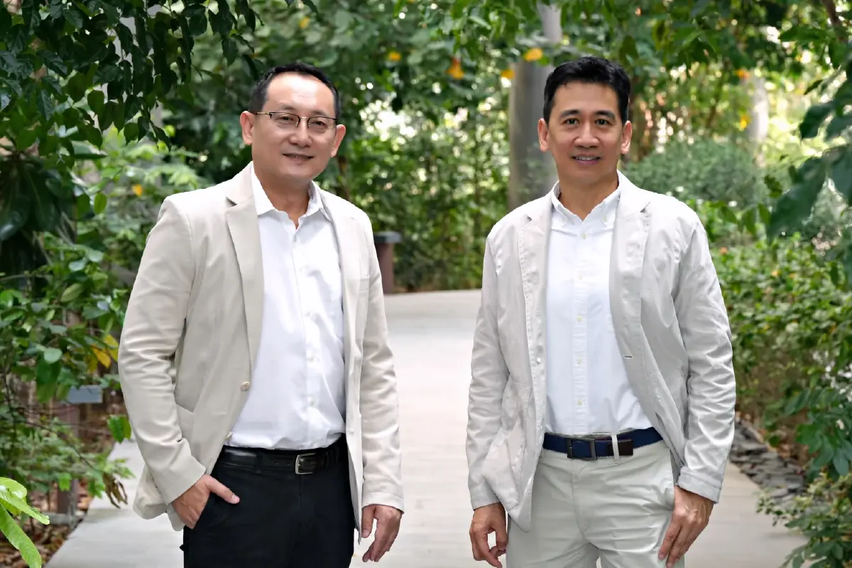 นายวิสิษฐ์ มาลัยศิริรัตน์ ประธานเจ้าหน้าที่บริหาร MQDC (ซ้าย),รศ. ดร. สิงห์ อินทรชูโต หัวหน้าคณะที่ปรึกษา RISC by MQDC(ขวา)