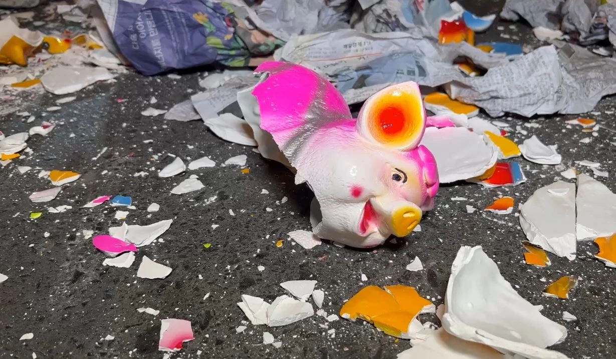 ลุงเข็นรถเร่ขายกระปุกออมสิน ถูก จยย. เสยท้าย แตกเกลื่อนพื้น