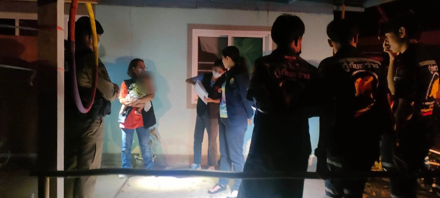 เวทนา! แม่หนีเที่ยวกลางดึก ปล่อยลูก 3 ขวบ นอนหลับกลางถนน