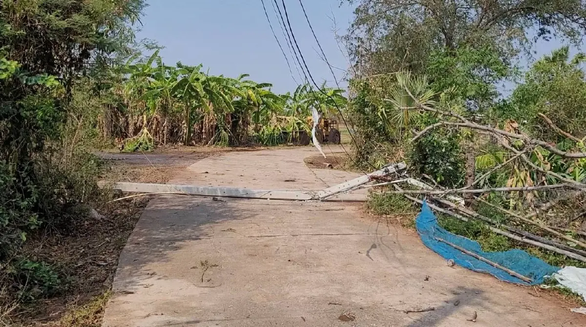 พายุฤดูร้อน พัดถล่มโคราช สิ่งปลูกสร้างเสียหายกว่า 100 หลัง เร่งสำรวจช่วยเหลือ