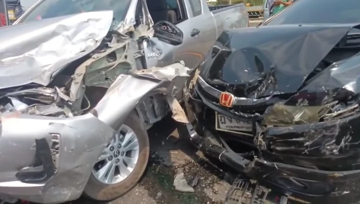 สุดอันตราย! คราบน้ำมันบนผิว "ถนนมิตรภาพ" ทำรถชนกันระเนระนาด 12 คันรวด