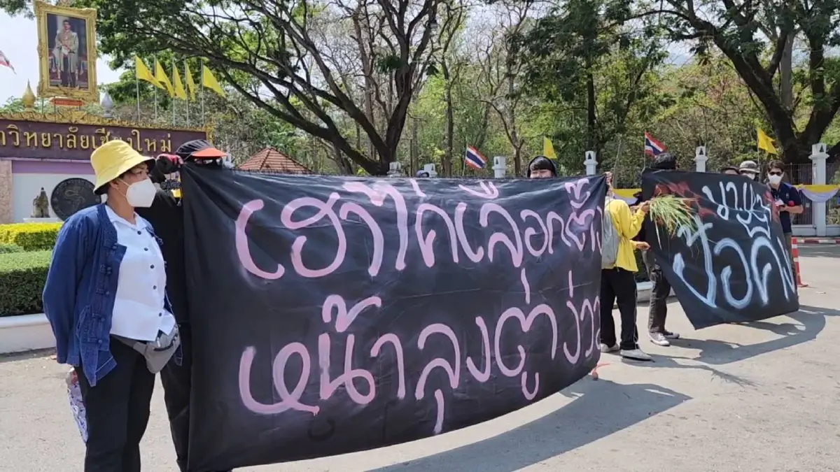 นายกฯ โดน 3 นิ้ว จัดหนัก ตั้งแต่เช้ายันบ่าย หลังลงพื้นที่ตรวจราชการเชียงใหม่