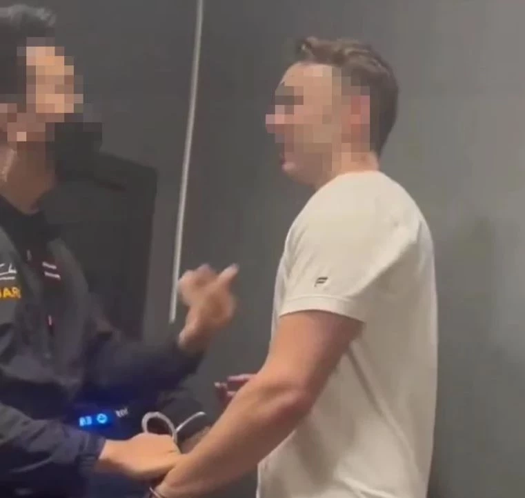 หนุ่มต่างชาติ ร้องตร. หลังถูกการ์ดกร่าง ใส่กุญแจมือ-ตบหน้า