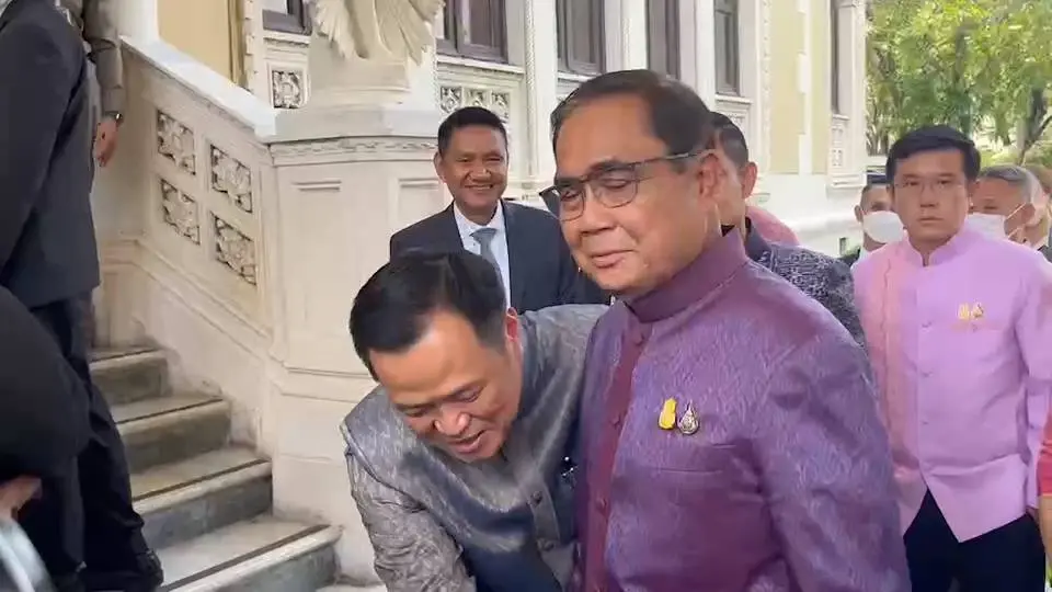 "อนุทิน" ระบุแค่เข้าไปอวยพร ปัดดีลจับขั้ว "นายกฯ"