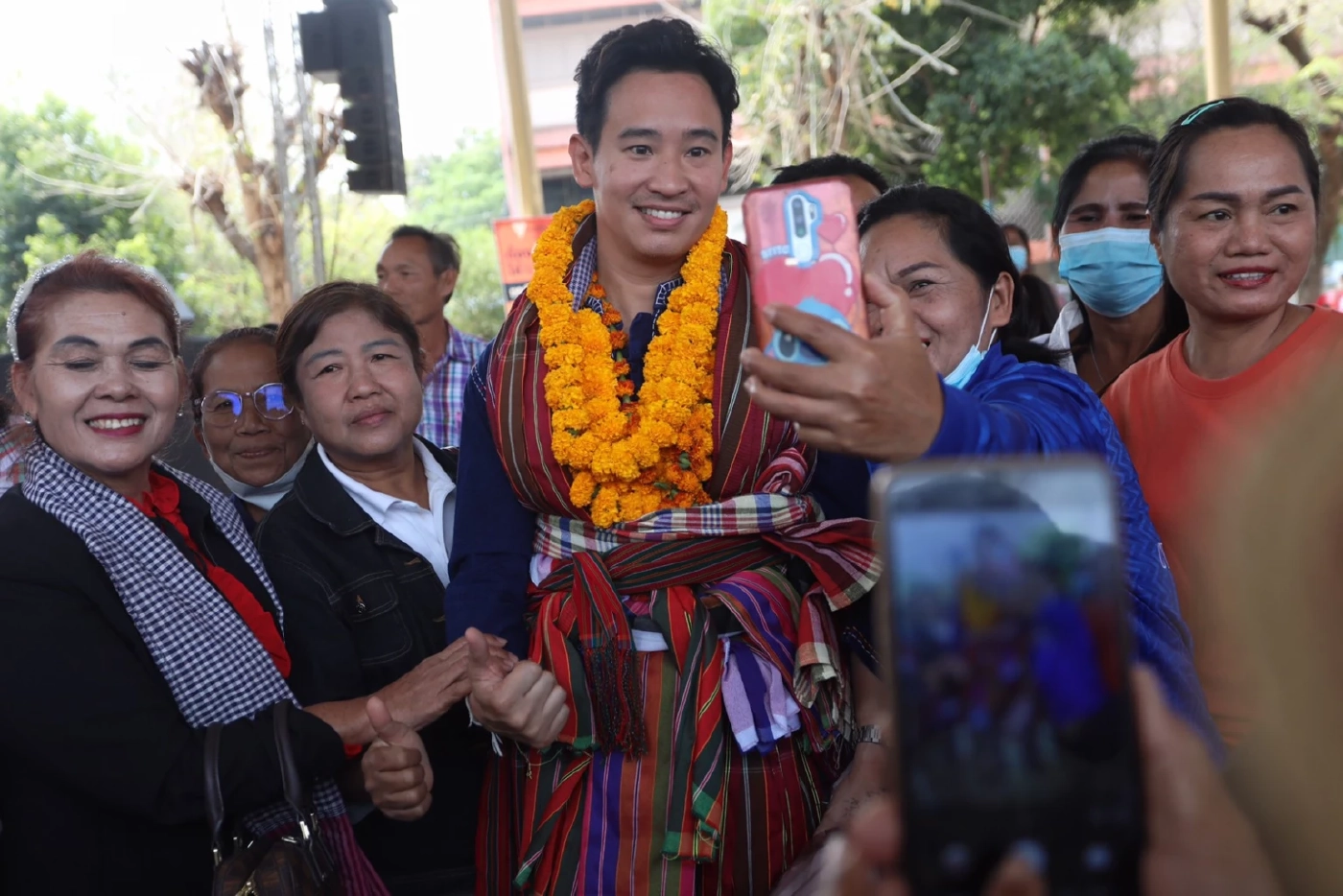 พิธา-ปิยบุตร เกี่ยวก้อย บุกเมืองหลวงเสื้อแดง ย้ำ “บิ๊กป้อม” สั่งสังหารปี 53