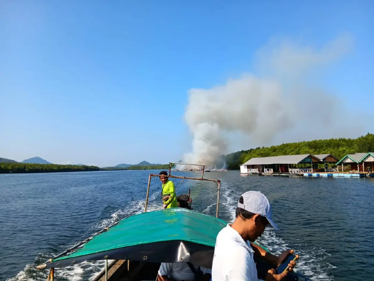 รวบทันควัน! คนร้ายวางเพลิงเรือนแพกลางน้ำ เสียหายกว่า 2 ล้าน