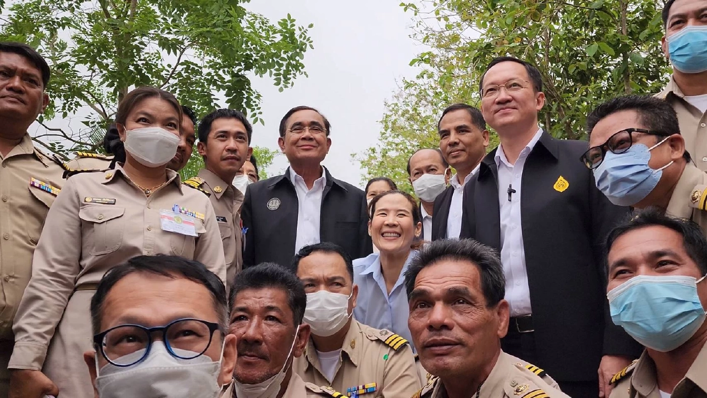 นายกฯ ลงราชบุรี บอกเด็ก"ผ้าขาวของลุง" ย้ำ รักษา 3 สถาบันหลัก (มีคลิป)