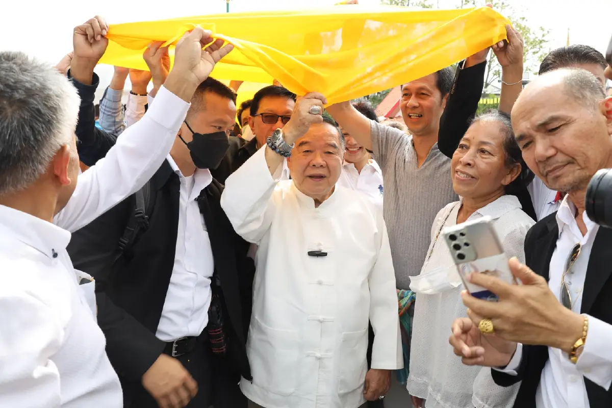 ชิลวันหยุด! "ลุงป้อม" นั่งจิบชาริมถนน ร่วมแห่ผ้าขึ้นพระธาตุนครศรีธรรมราช