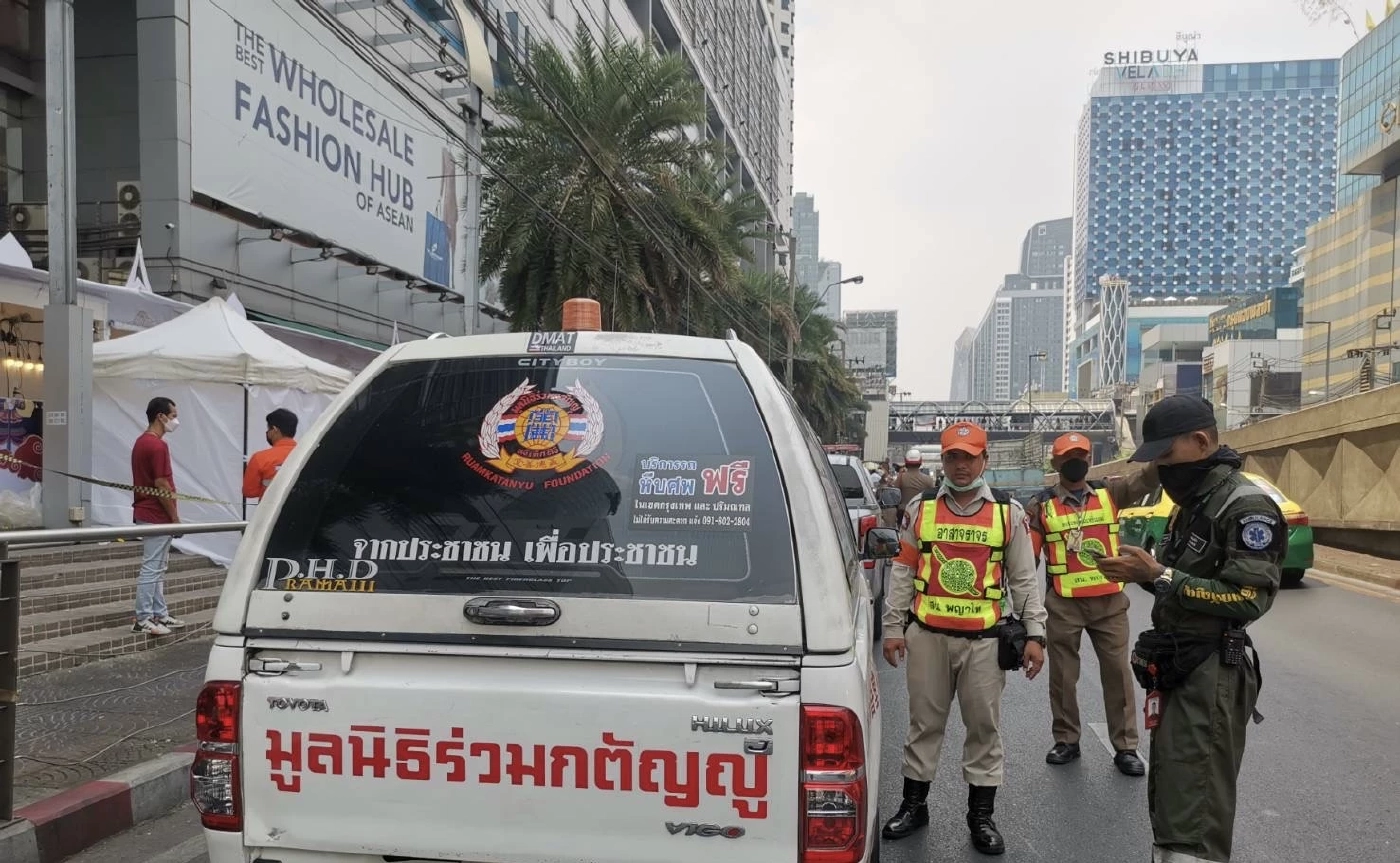 ระทึก! สาวเมียนมาถูกแทง หน้าห้างสรรพสินค้าชื่อดัง ย่านประตูน้ำ