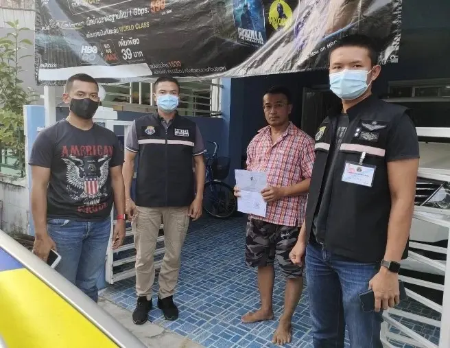 ภาพการจับกุมของตำรวจคอมมานโด จากพฤติกรรมหลอกขายถุงมือยางทางการแพทย์ เมื่อ ปี 2564 