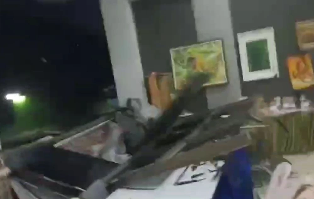 ระทึก! พายุฤดูร้อน พัดถล่มขอนแก่น ซัดกระจกอาคารหลุดออกมาทั้งแผง (มีคลิป)