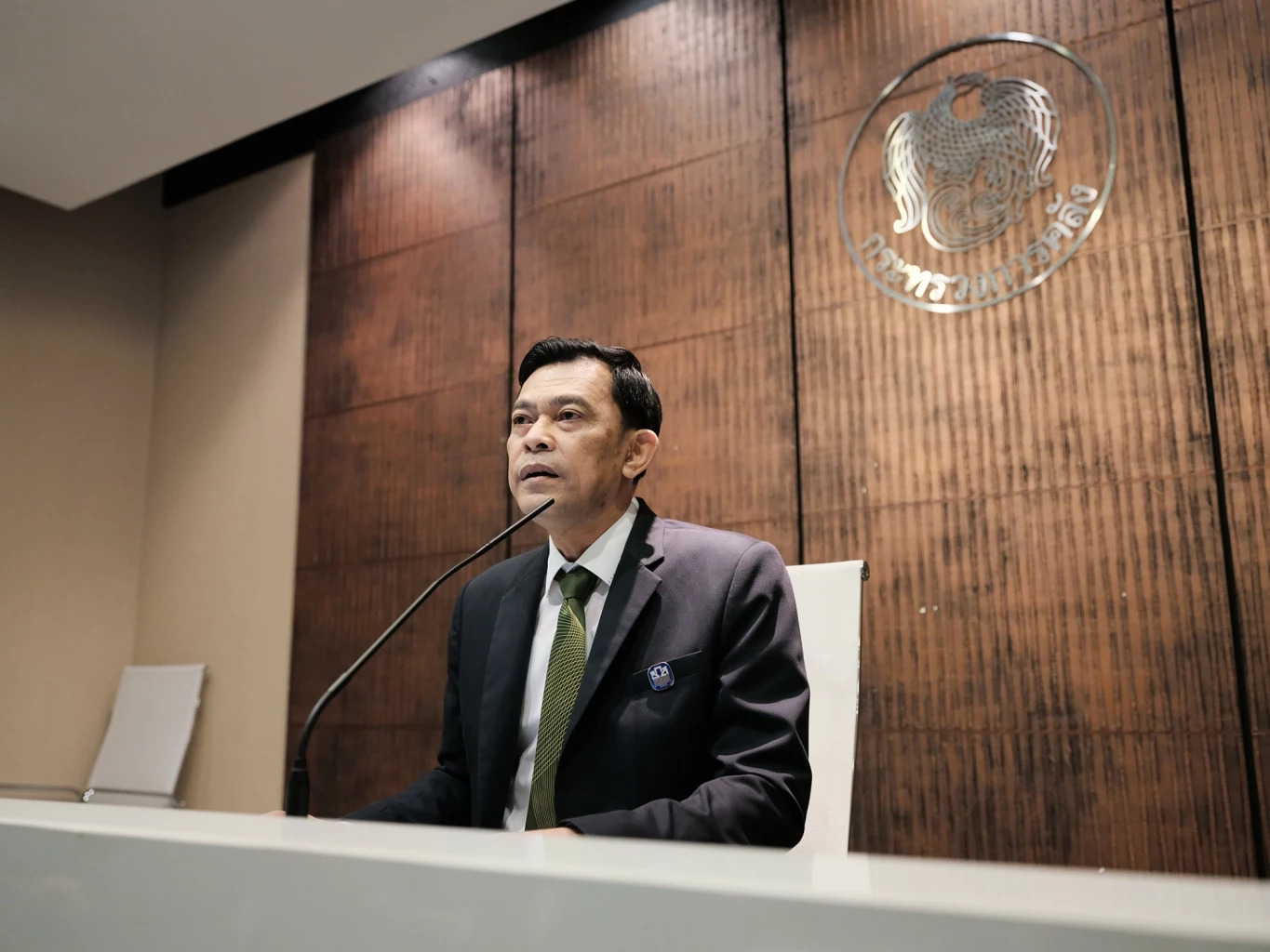 นายมานพ จินาไหม ผู้ช่วยผู้จัดการธนาคารเพื่อการเกษตรและสหกรณ์การเกษตร (ธ.ก.ส.)