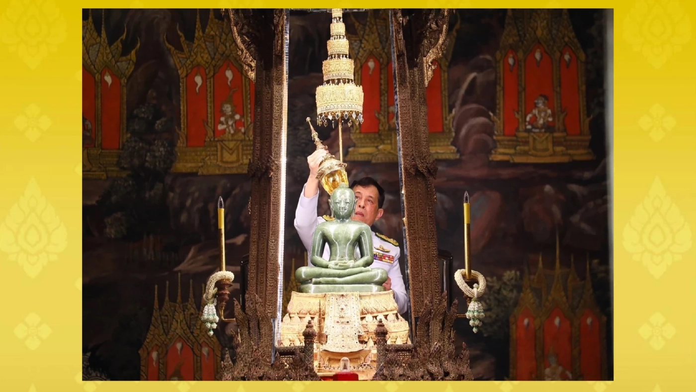 ในหลวง ทรงเปลี่ยนเครื่องทรงพระแก้วมรกต สำหรับฤดูร้อน