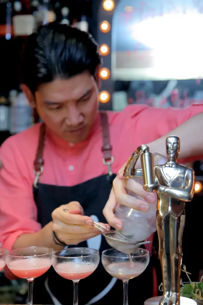 “หนึ่ง รณภร” จากอดีตบอยแบนด์ 3 Plus One สู่บาร์เทนเดอร์ระดับโลก