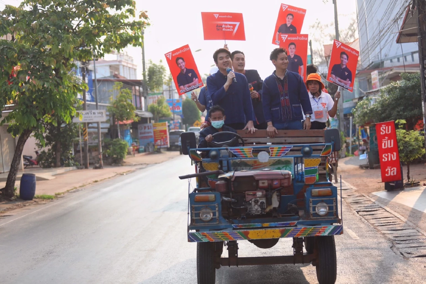 พิธา-ปิยบุตร เกี่ยวก้อย บุกเมืองหลวงเสื้อแดง ย้ำ “บิ๊กป้อม” สั่งสังหารปี 53